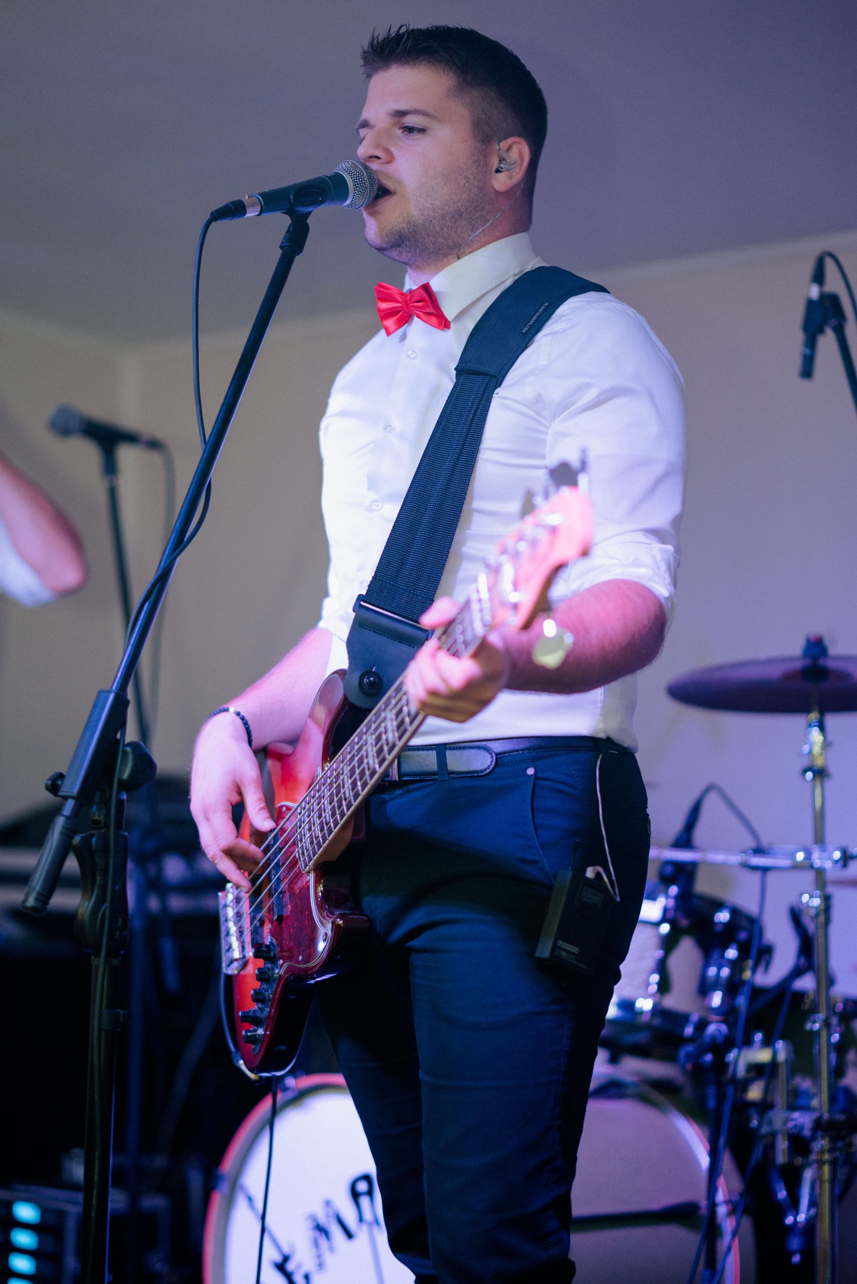 Robi — bas gitara