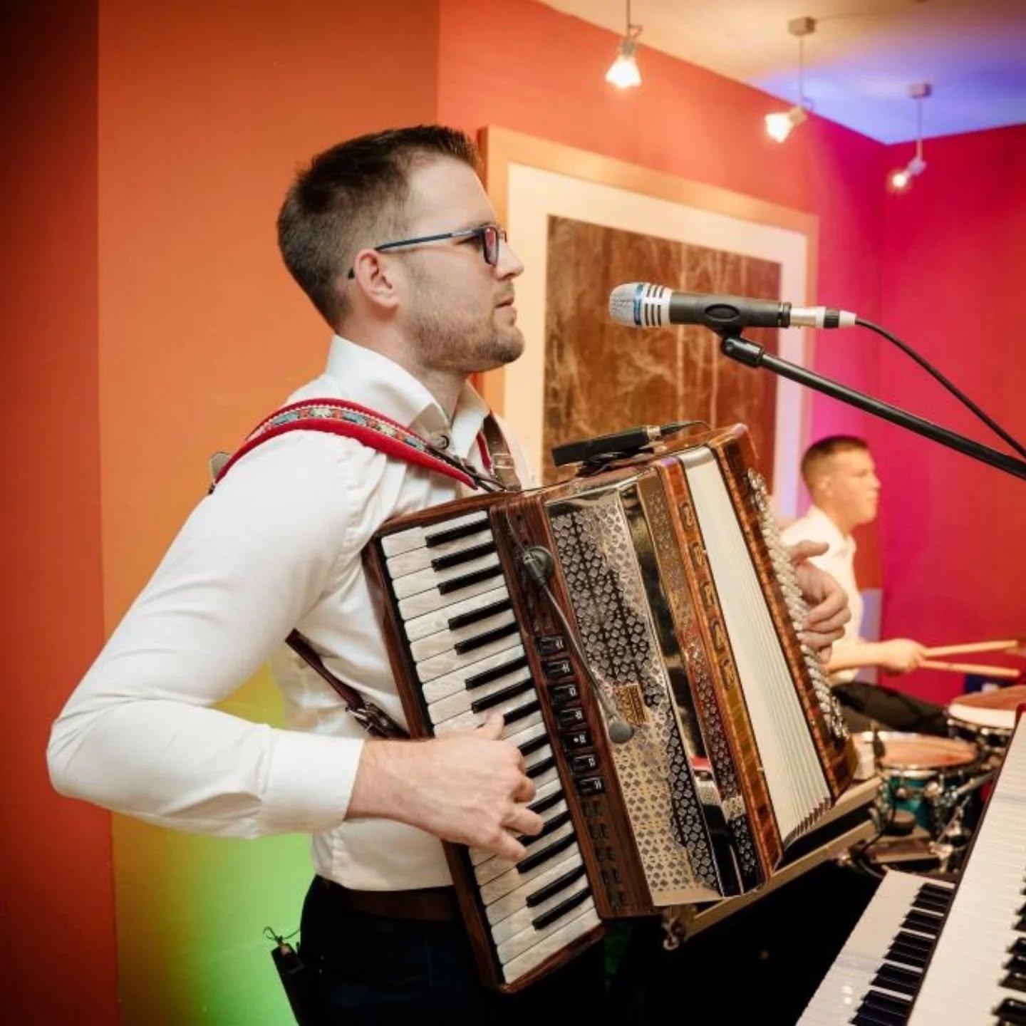 Igor — klavijature i harmonika